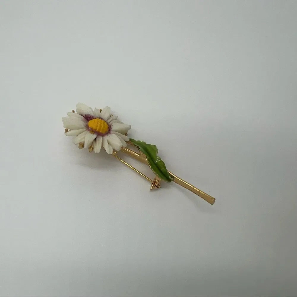 Vintage Lisner Daisy Brooch - Signed